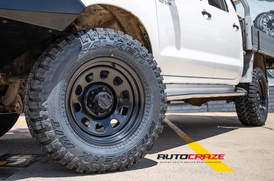 TOYOTA HILUX N70 4WD D HOLE BLACK